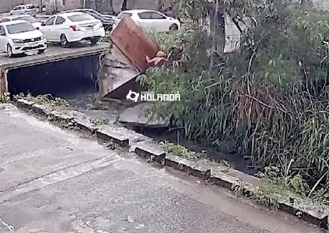 Parte de casa desaba em canal e idosa é arrastada pela correnteza; vídeo