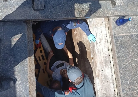 Em visita a cemitério, idosa cai em jazigo e sofre fratura exposta 