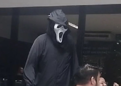 Homem fantasiado de ‘Pânico’ é preso em universidade; vídeo