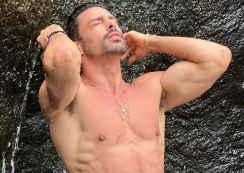 De sunga, Cauã Reymond provoca seguidores com fotos em cachoeira 