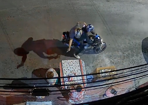 Vídeo mostra mulheres sendo assaltadas em banca de salgado em Manaus