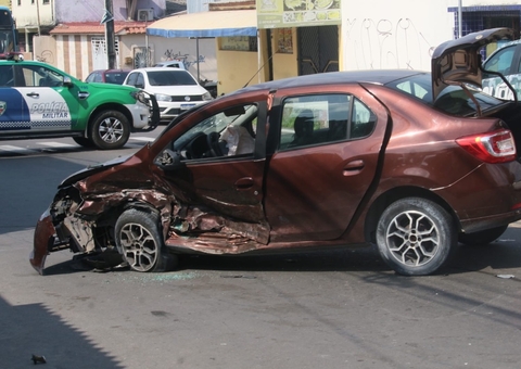 Com carro roubado, homem arrasta 16 veículos durante perseguição policial em Manaus