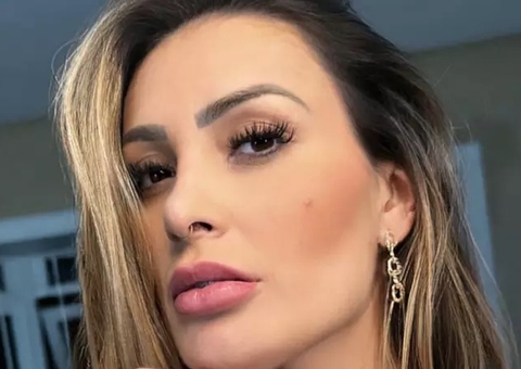 Andressa Urach faz tatuagem no rosto e explica motivo 