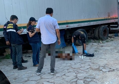 Homem que morava debaixo de carreta é encontrado morto em Manaus
