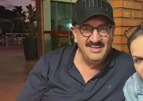 Ratinho faz rara aparição ao lado da esposa 