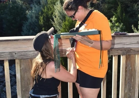 Ex-BBB Marcela McGowan pede sertaneja Luiza em casamento em viagem à Disney