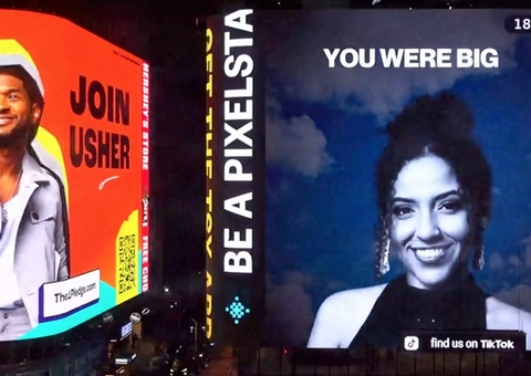 Fãs de Taylor Swift homenageiam Ana Benevides na Times Square, em Nova York
