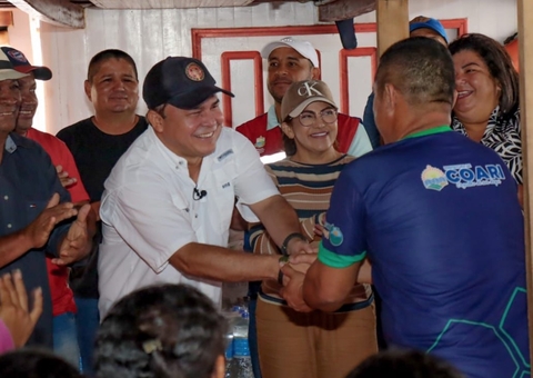 Keitton Pinheiro entrega ajuda humanitária em Coari 