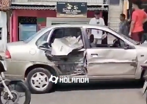 Carro fica destruído em acidente com caminhão em Manaus; vídeo