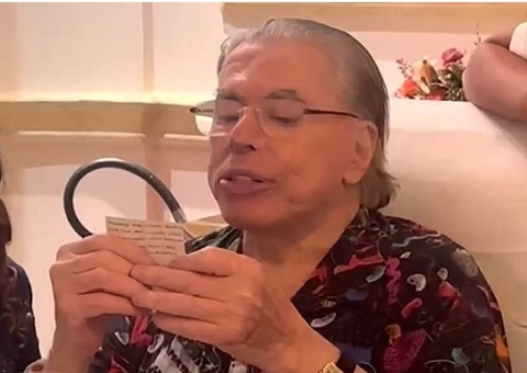Longe da TV, Silvio Santos reaparece em vídeo com a família