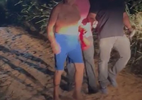 Idoso de 70 anos é preso por tocar fogo em vizinho por causa de cocô de cachorro