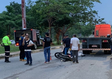 Motociclista morre esmagado por carreta em acidente durante chuva em Manaus
