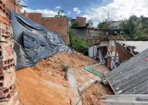Desabamento de muro destrói casas e coloca famílias em risco em Manaus