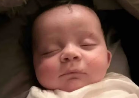 Bebê é encontrado em árvore após ser sugado por tornado