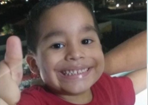 Menino torturado pelo pai e madrasta começa fisioterapia em Manaus