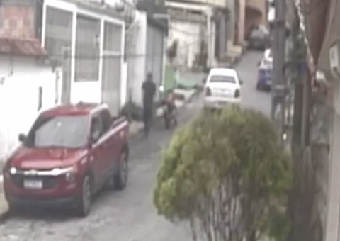 Vídeo mostra criminoso furtando motocicleta em rua de Manaus 