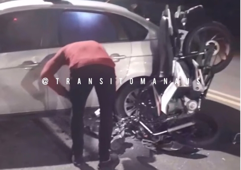 Três pessoas ficam feridas em acidente entre carro e motocicleta em Manaus 