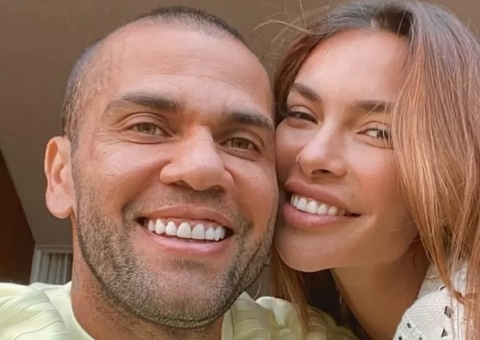 Mulher de Daniel explica motivo de apoiar jogador preso por estupro 