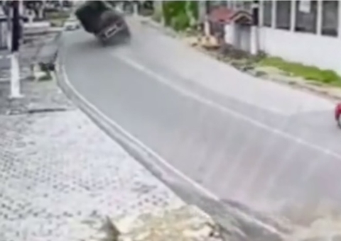 Carreta tomba e por pouco não esmaga carro em Manaus; vídeo