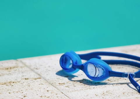 Adolescente morre ao ficar preso em escada de piscina