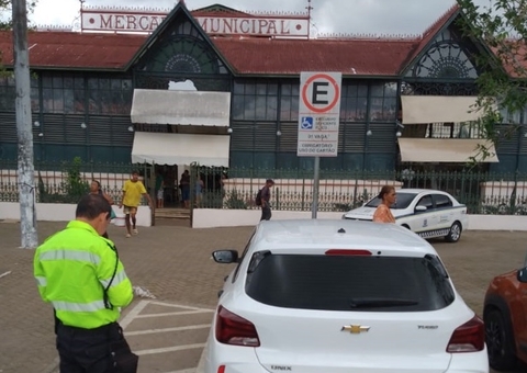 Carros são guinchados por estacionarem em local irregular no Centro de Manaus