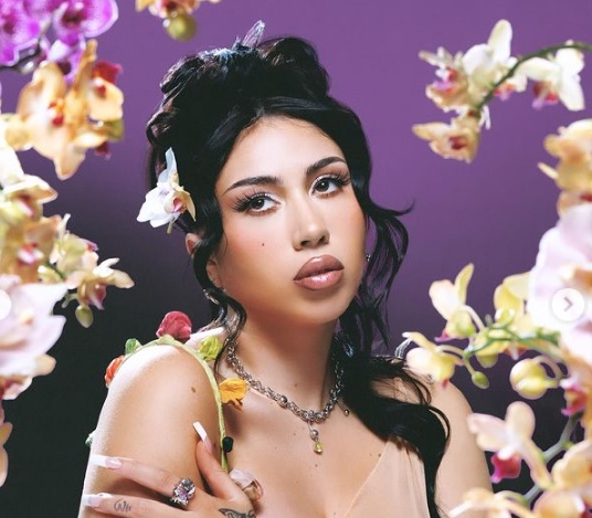 Kali Uchis lança novo clipe e anuncia gravidez; veja 'Tu corazón es mío'
