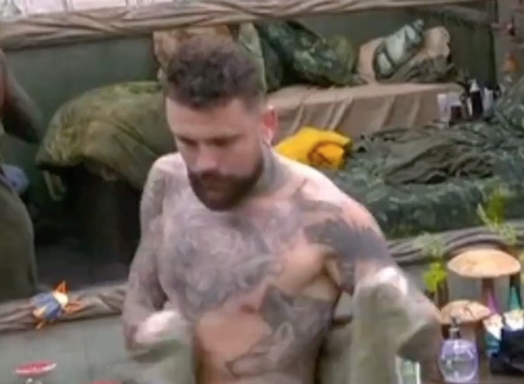 BBB24: Vinicius deixa toalha escapar e mostra tudo; vídeo