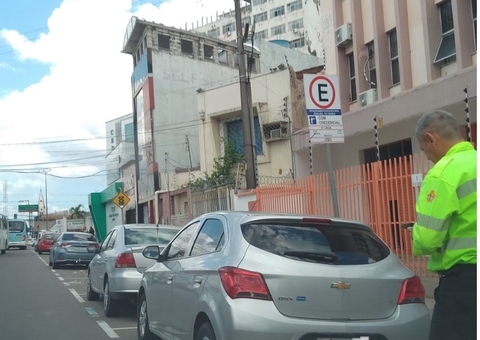 Estacionamento em vagas especiais resultou em 33 carros multados nesta quarta em Manaus