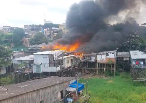 Incêndio se alastra e consome casas em Manaus; vídeos