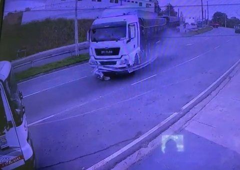 Vídeo impressionante mostra momento exato em que carreta desgovernada atinge casa em Manaus 