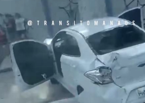 Carro colide em poste durante acidente com ônibus na Torquato Tapajós