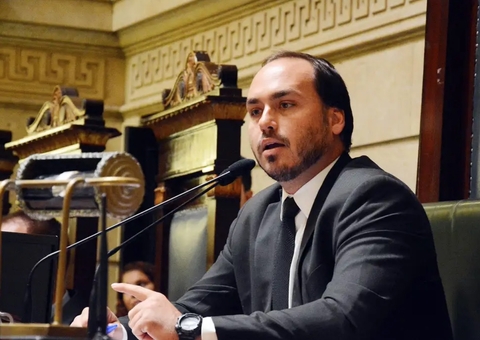 Computador da Abin é apreendido com Carlos Bolsonaro, diz PF