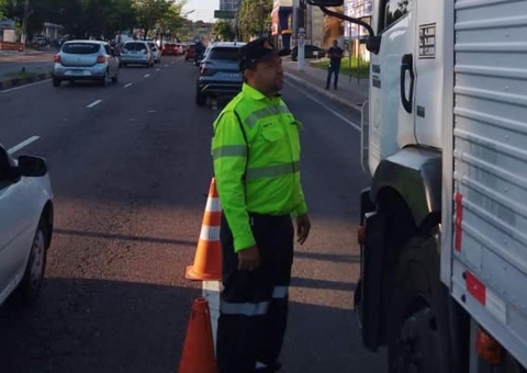 Caminhões são multados por trafegarem fora do horário permitido na Djalma Batista