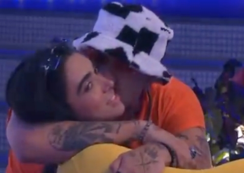 Bin Laden e Giovanna dão selinho em festa após investidas do brother; vídeo