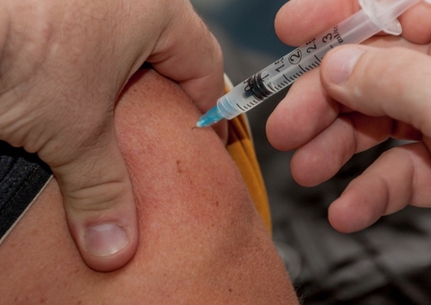 Vacina do Butantan atinge 80% de eficácia contra a dengue