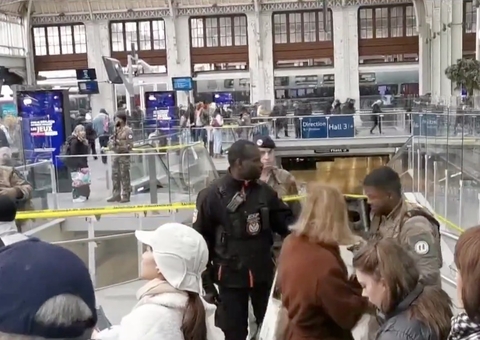 Ataque a faca deixa feridos em Paris 