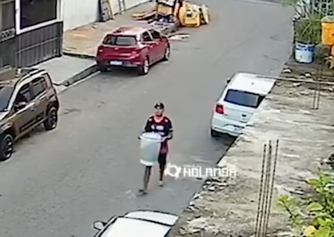 Vídeo mostra homem abandonando cães em sacos de lixo no Coroado