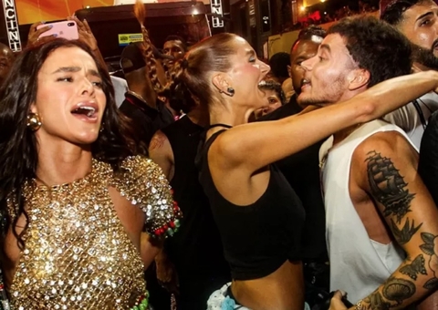 Bruna Marquezine curte trio de Anitta em Salvador com Sasha