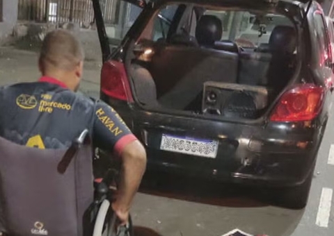 Homem sem as pernas é autuado por dirigir carro de app usando cabo de vassoura