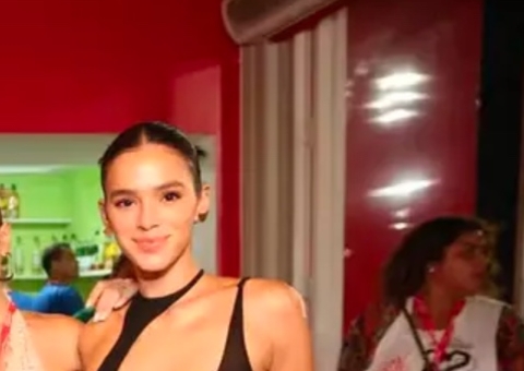 Bruna Marquezine repete look de Virginia deixa quase tudo à mostra no Carnaval