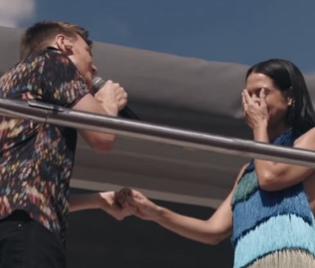 Michel Teló pede Thais Fersoza em casamento em trio: 'quer de novo?'