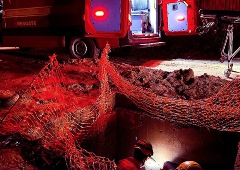 Homem cai em bueiro de mais de 2 metros de altura enquanto mexia em celular