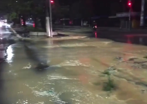 Vazamento deixa avenida alagada e moradores sem água em Manaus; vídeo