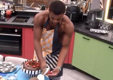 Davi faz bolo de aniversário para Rodriguinho; cantor não vai poder comer