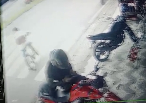 Ciclista é atropelado por motocicleta ao tentar atravessar avenida Cosme Ferreira; vídeo 