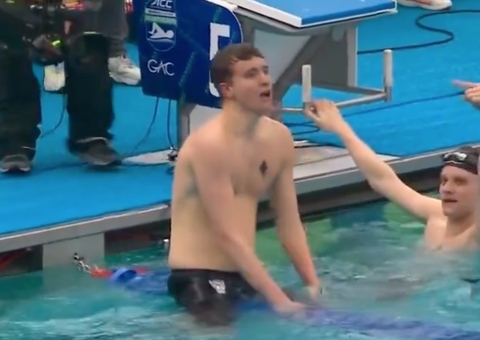 Nadador perde título por fazer comemoração proibida