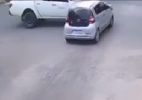 Vídeo mostra acidente entre carros em cruzamento no igarapé do Passarinho 