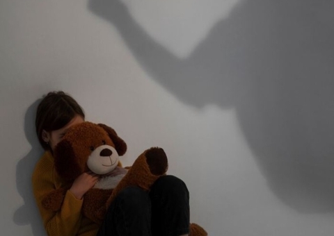 Homem é preso por abusar da prima de 9 anos e vender imagens na internet 