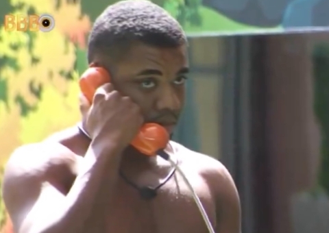 Davi engana brothers após atender Big Fone