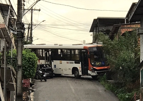 Motorista perde controle e 541 colide com carro e casa em ladeira no Coroado; veja vídeos